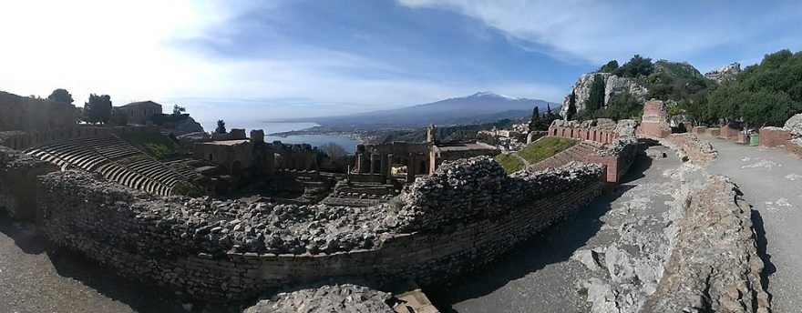 Teatro Greco v Taormine s výhľadom na Etnu