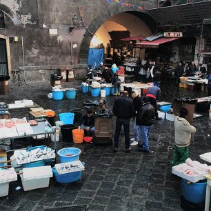 ráno sa v Catánii koná na námestí v centre typický sicílsky rybí trh