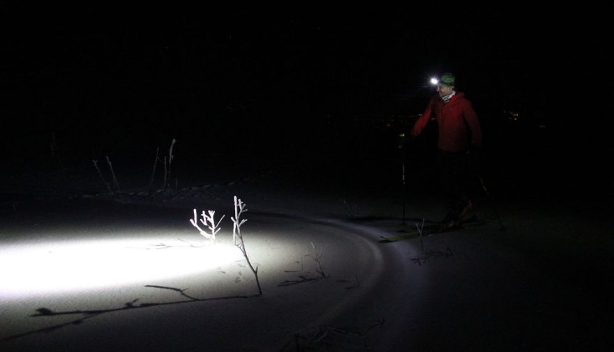 S čelovkou Led Lenser XEO 019R na pláních v okolí Chaty pod Chlebom