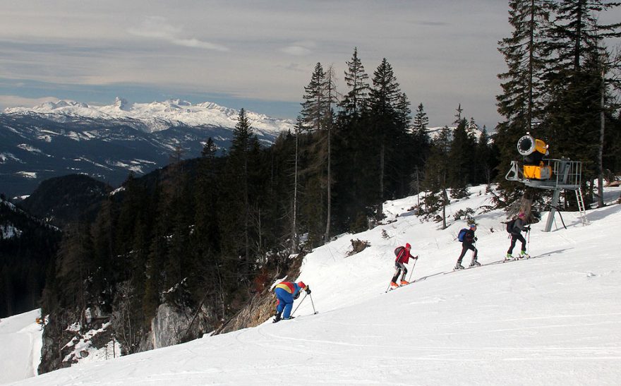 V oblasti Tauplitz je sice sněhu dost, ale "skialpinisté" šlapou po sjezdovce