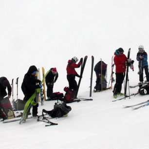 Po sjezdu z Velkého Kriváně je potřeba opět nasadit pásy