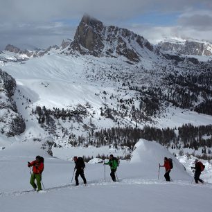 Výstup rozvaliništěm na monte Mondeval, v pozadí passo Giau