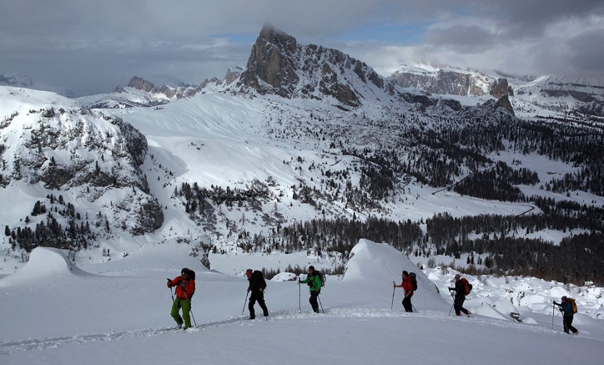 Výstup rozvaliništěm na monte Mondeval, v pozadí passo Giau