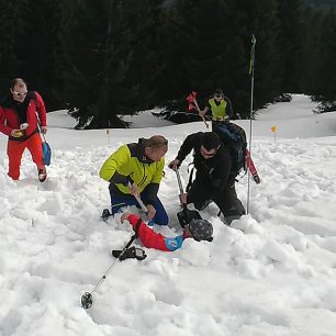 Jedním z vykopaných z laviny byl i člen Horské služby Rokytnice nad Jizerou