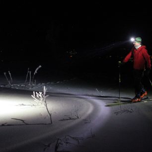 Pohyb po sněhové plání s čelovkou Led Lenser XEO 19R