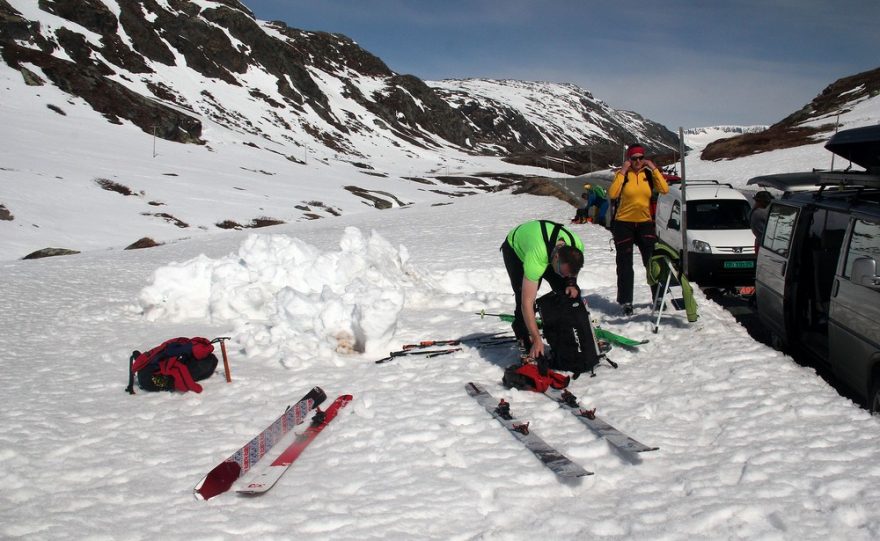 Naše ski depo před ledovcovou túrou na Storebjørn