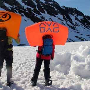 Odpalovali jsme lavinové batohy - tady Ortovox Avabag a velký BCA Float 40