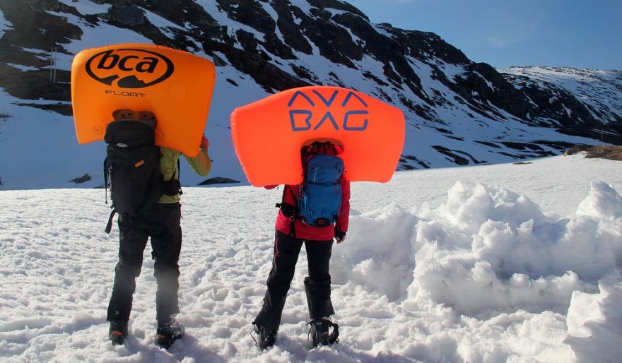 Odpalovali jsme lavinové batohy - tady Ortovox Avabag a velký BCA Float 40