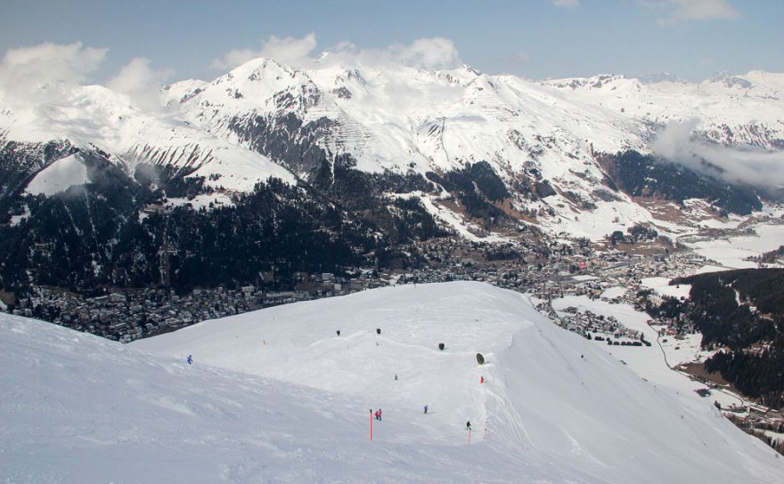 Výhled z Jakobshornu na Davos, v levé části je Strela pass, od středu doprava Parsenn