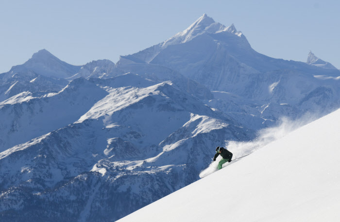 Valais - Lyžování na Hockenalp v údolí Loetschen. V pozadí Brunegghorn (3833m), the Weisshorn (4505m), the Bishorn (4153m) a Zinalrothorn (4221m).