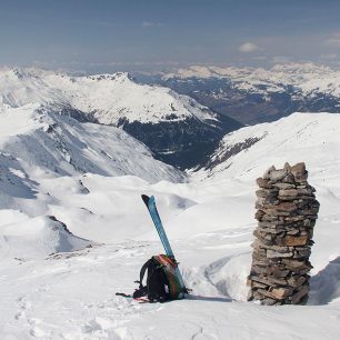 Švýcarský mužik nad Verborgen Pischa - lavinový ABS batoh se v měkkém jarním sněhu hodil