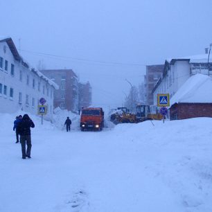 Centrum Šeregeše a odklízení sněhu - v  listopadu 2012 bylo nutné sníh odvážet z ulic za město