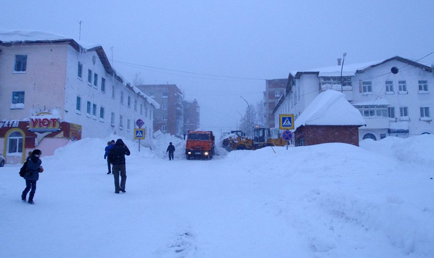 Centrum Šeregeše a odklízení sněhu - v  listopadu 2012 bylo nutné sníh odvážet z ulic za město