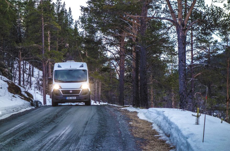 Do Spiterstulen, východiska túry na Galdhøppigen, vede 17 km šotoliny