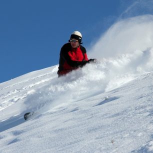 Mišo práší na snowboardu