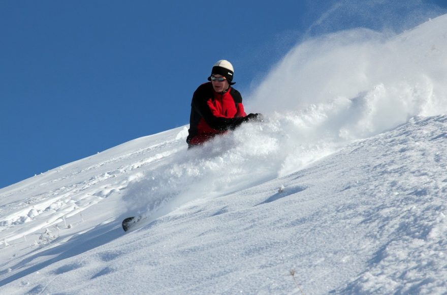 Mišo práší na snowboardu