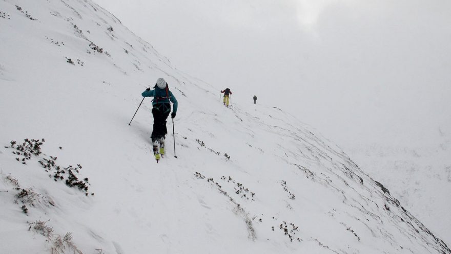 Traverz vysoko nad dolinou s chatou Schönwieshütte (2266 m) 