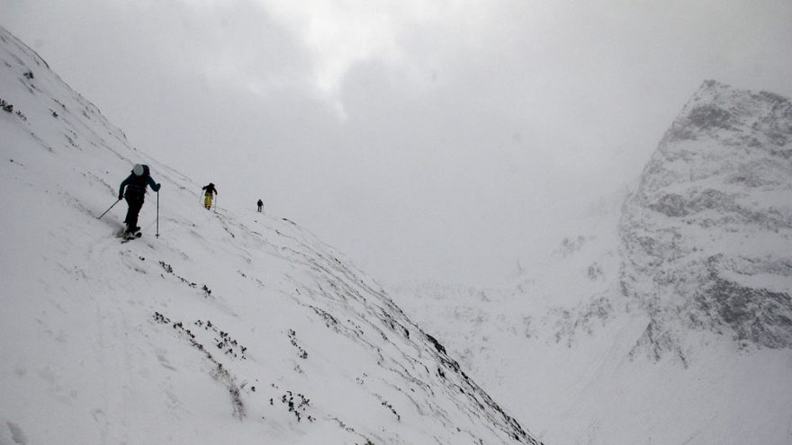 Traverz vysoko nad dolinou s výhledem na Hangerer (3020 m)