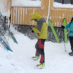 Budova chaty nás trochu kryla před větrem