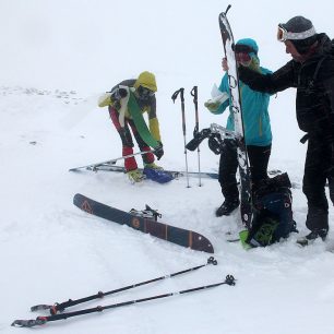 Příprava splitboardu ke sjezdu je v silném větru výrazně delší než u skialpů