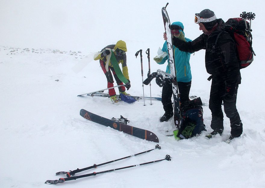 Příprava splitboardu ke sjezdu je v silném větru výrazně delší než u skialpů