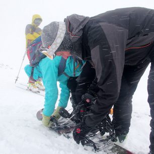 Posledním krokem před sjezdem na splitboardu je fixace vázání