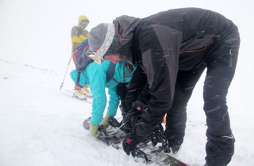 Posledním krokem před sjezdem na splitboardu je fixace vázání