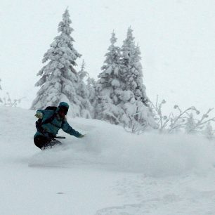 V krkonošském prašanu na splitboardu