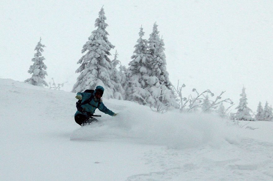 V krkonošském prašanu na splitboardu