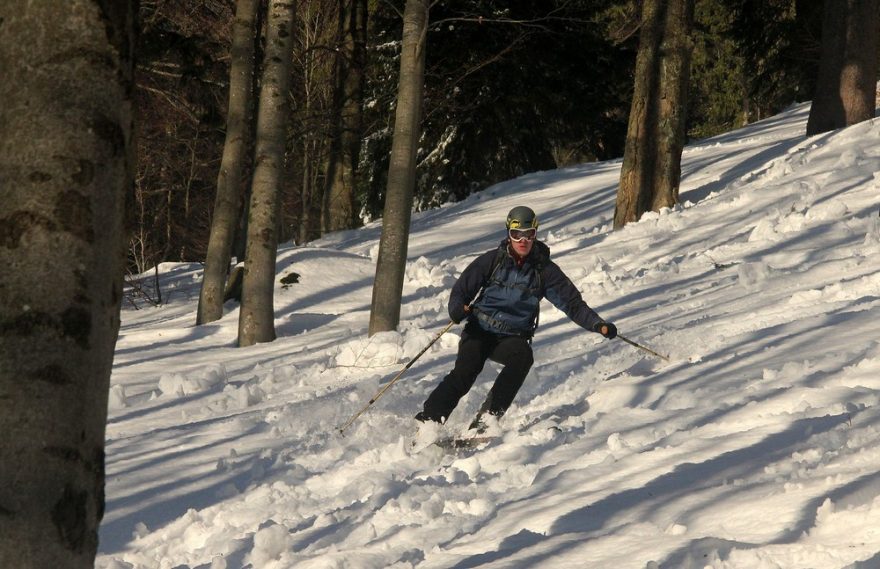 Honza se na 81 mm širokých lyžích v mokré kejdě poněkud bořil