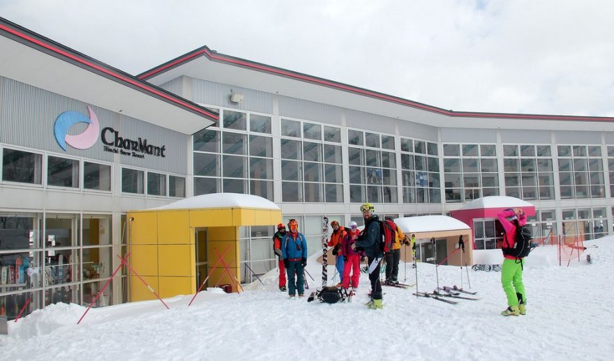 Stavby u dolní stanice střediska na nás působí poněkud megalomansky