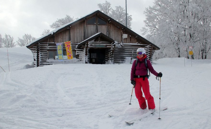 Výška 1009 metrů nad mořem s občerstvovnou nad sněhem, horská služba sídli v přízemí, které je teď kompletně pod sněhem