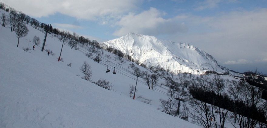 Nádherná východní stěna Mt. Gongun dostupná ze střediska