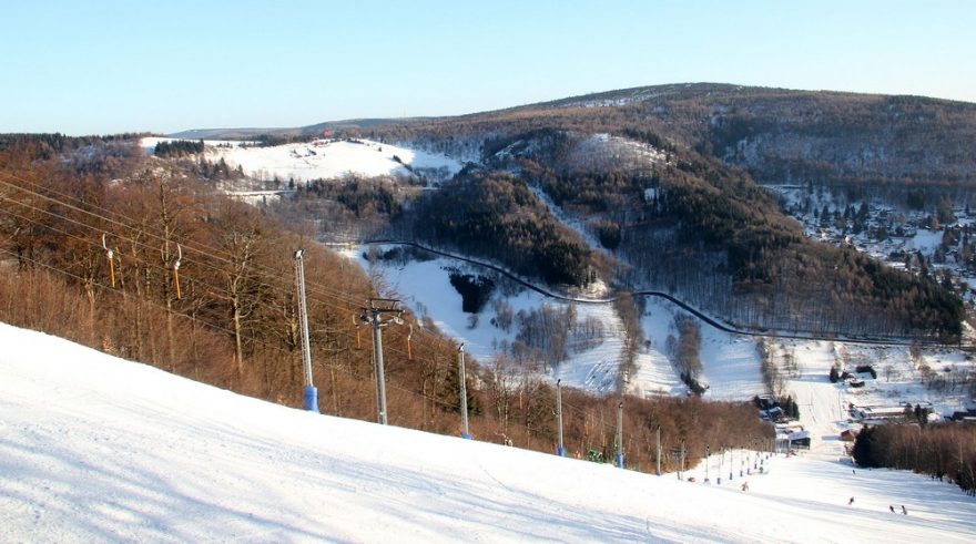 Hlavní sjezdovka v lyžařském areálu s výhledem na Pramenáč