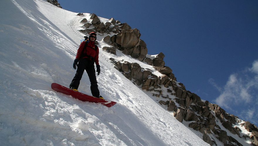 Na snowboardu ve žlabu z Takht-e-Soleiman (4659 m)