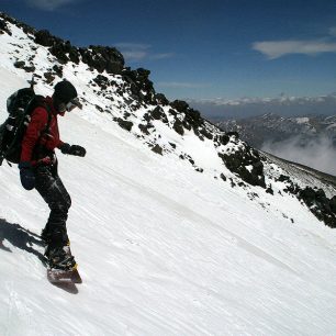 Na snowboardu na svazích Damavándu ve výšce asi 4700 metrů