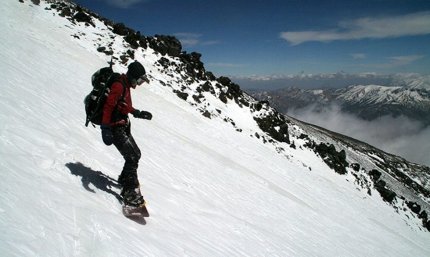 Na snowboardu na svazích Damavándu ve výšce asi 4700 metrů