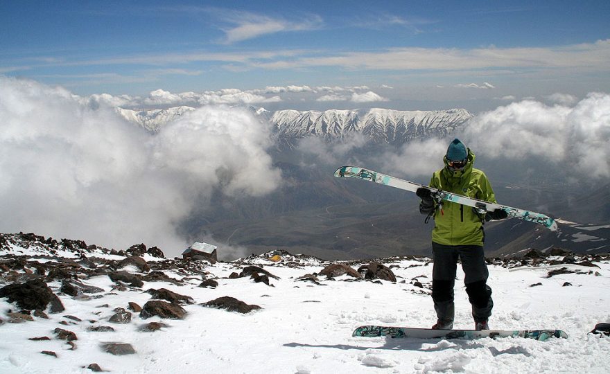 Na svazích Damavándu kus nad chatou Bargah Sevom (4250 m)