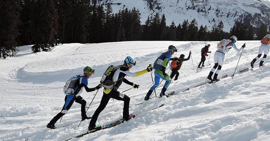 Petr Novák stoupá při skialpinistických závodech Pierra Menta 2017