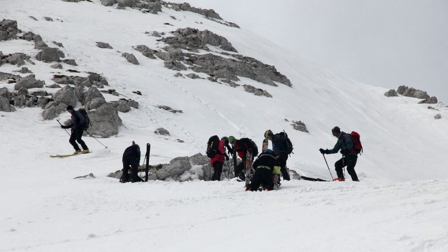 Naše ski depo a stopy pěšáku mezi skalkami nad námi