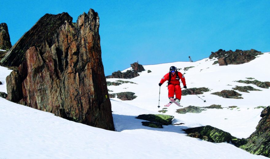 Při freeridu se překonávají různé skalky a přírodní překážky