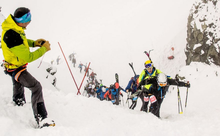 Pryč z mlhy - část portage - lyže na batoh a stoupej kamaráde