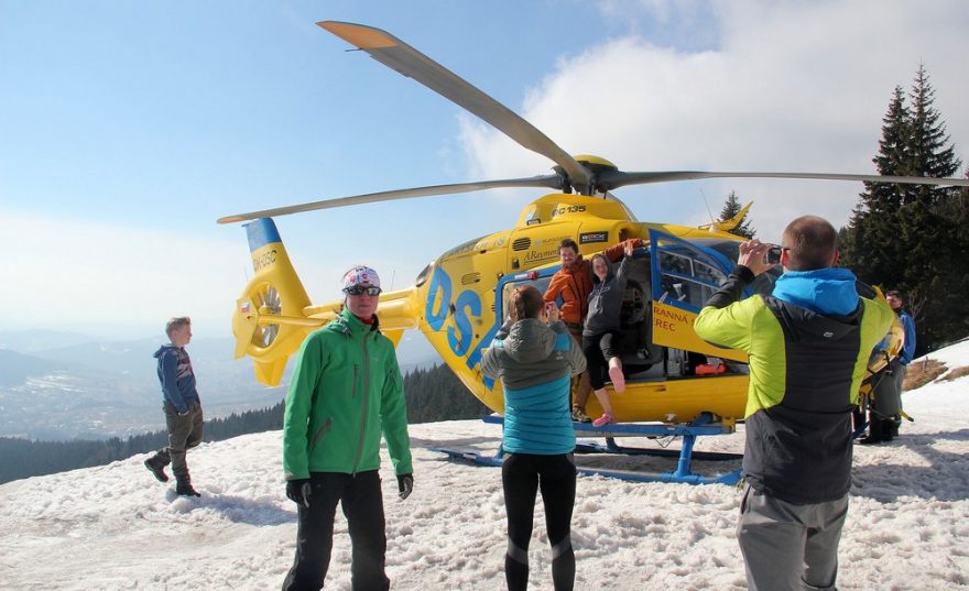 Během dne do oblasti Rokytnice nad Jizerou letěl třikrát vrtulník, z toho dvakrát na Dvoračky