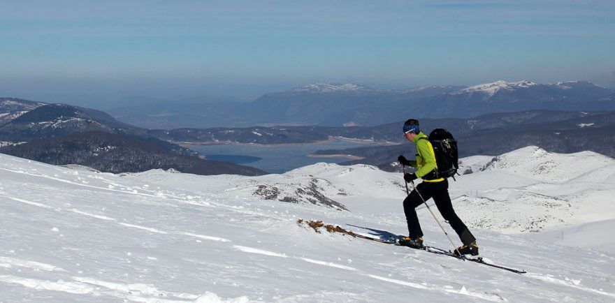 Levá hrana kotle Medenice s výhledem na jezero Mavrovo