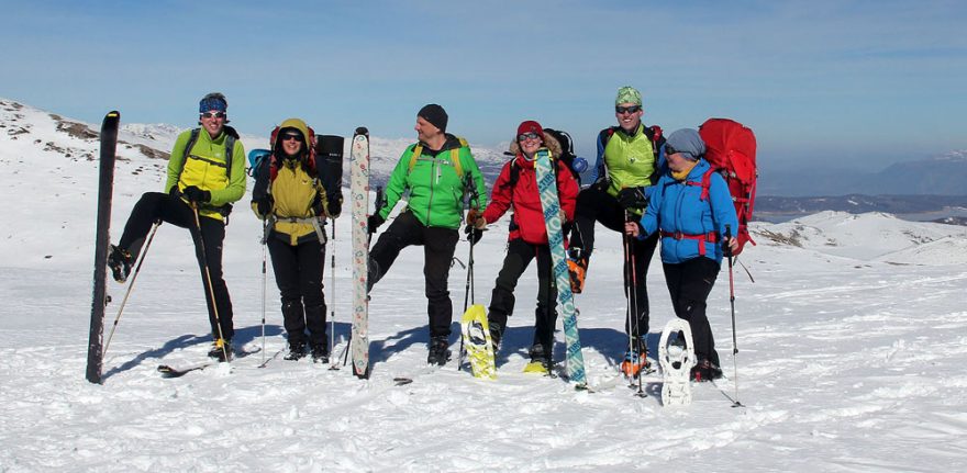 Naše skialpová grupa ve společnosti tří sněžničářek