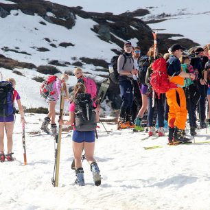 U chaty Turtago se skialpinistky hromadně opalují...