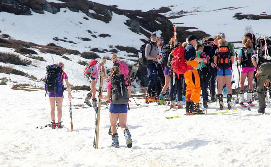 U chaty Turtago se skialpinistky hromadně opalují...