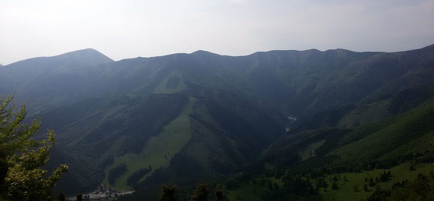 Stoh je vlevo a na pravo Poludňový Grůň