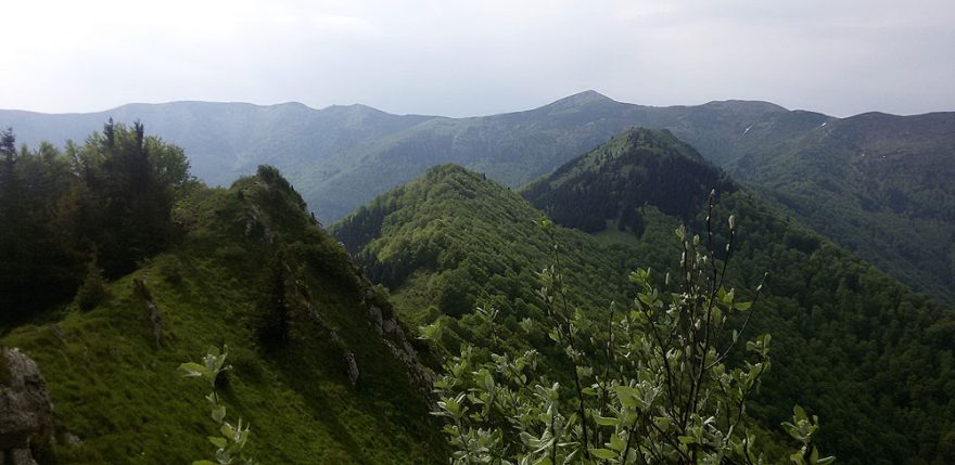 Pravá část hřebenu za sedlem Príslop - v pozadí je Velký Kriváň