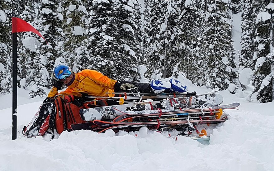 Čekání na vrtulník - náročná práce heliski guida